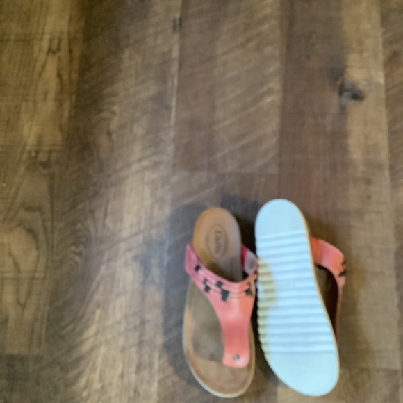 Taos Footwear Coral Pink Leather Toe-Post Sandals